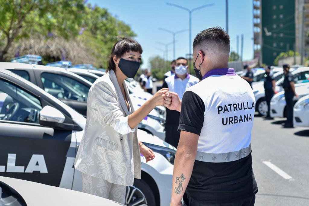 Mayra Mendoza entregó 10 patrulleros nuevos a la policía y 20 móviles para la Patrulla Urbana Municipal