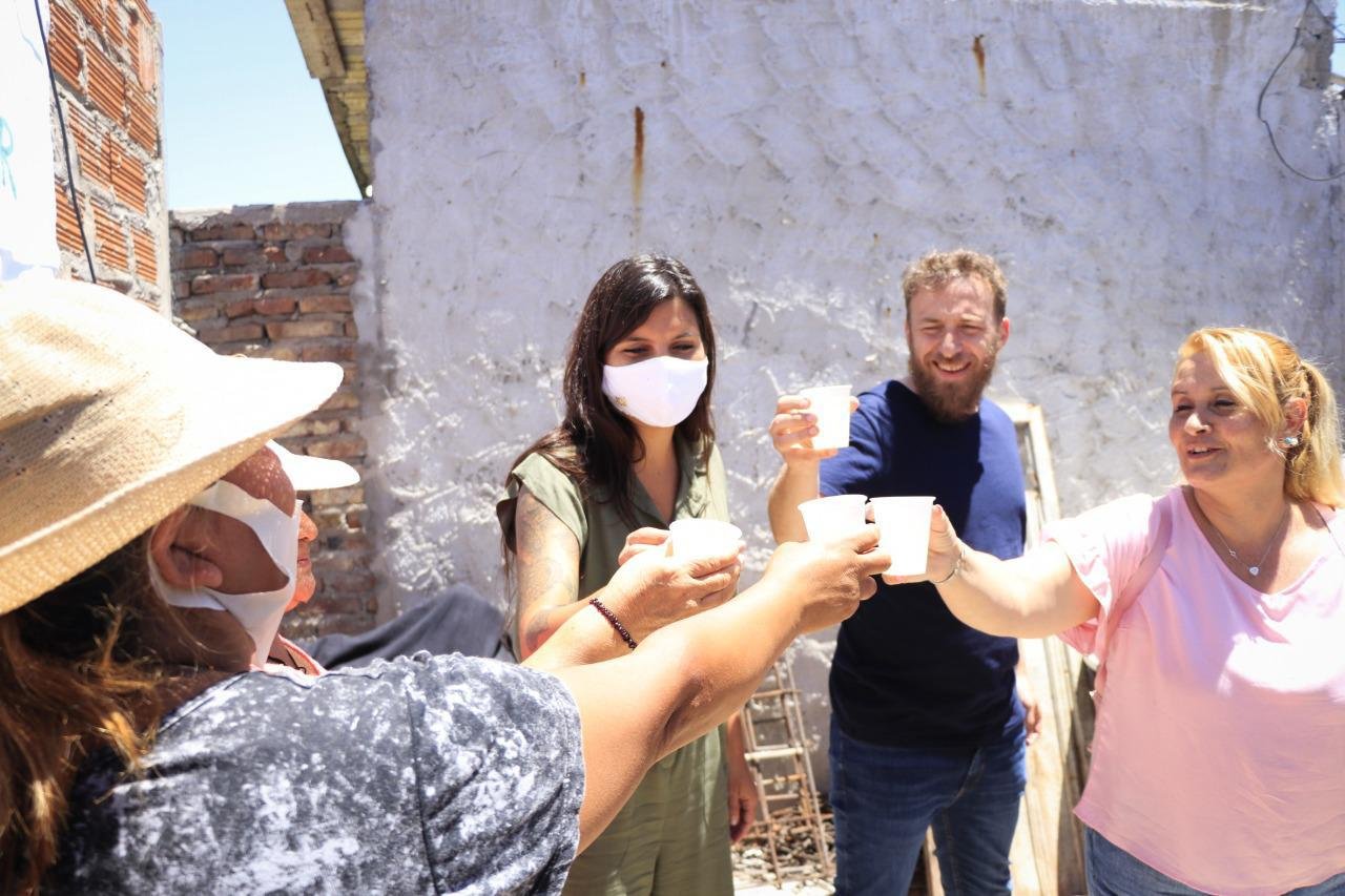Federico Otermín y Daniela Vilar compartieron un brindis de fin de año en un comedor de Santa Catalina