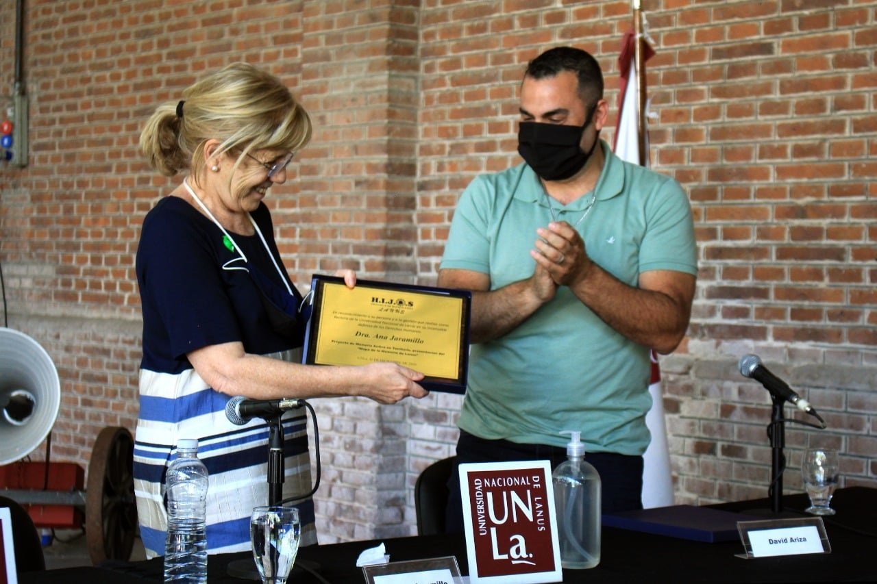 La Agrupación H.I.J.O.S Lanús reconoció a la Rectora de la UNLa por “incansable defensa de los Derechos Humanos”