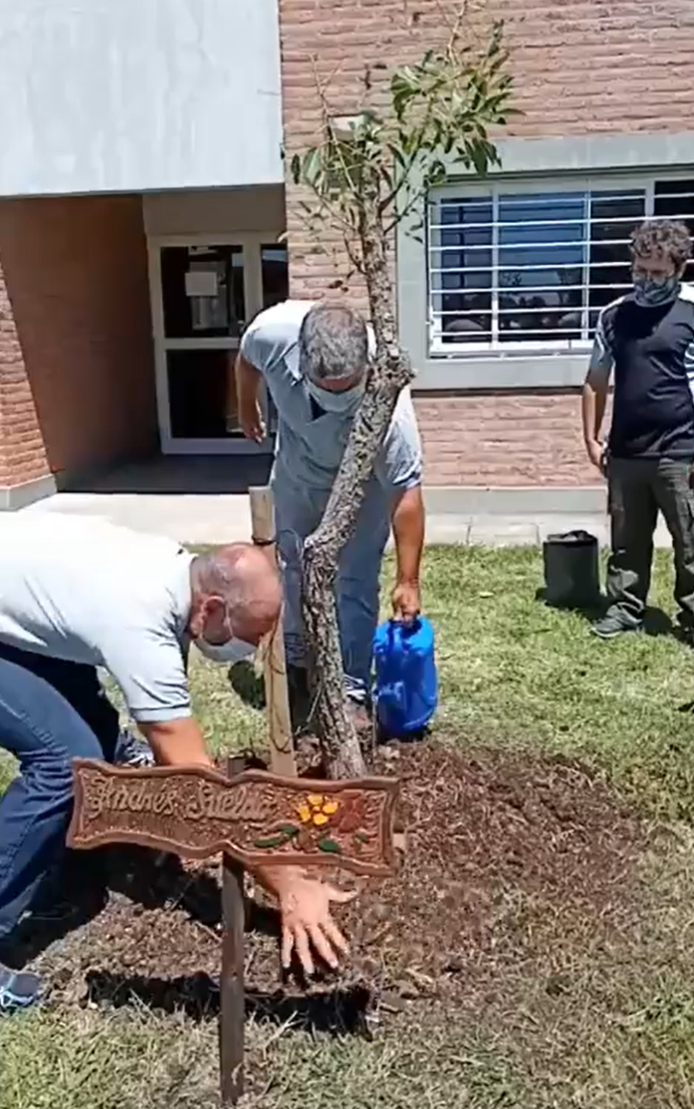 INTA AMBA: plantaron árboles como homenaje a trabajadores y trabajadoras fallecidos en 2020