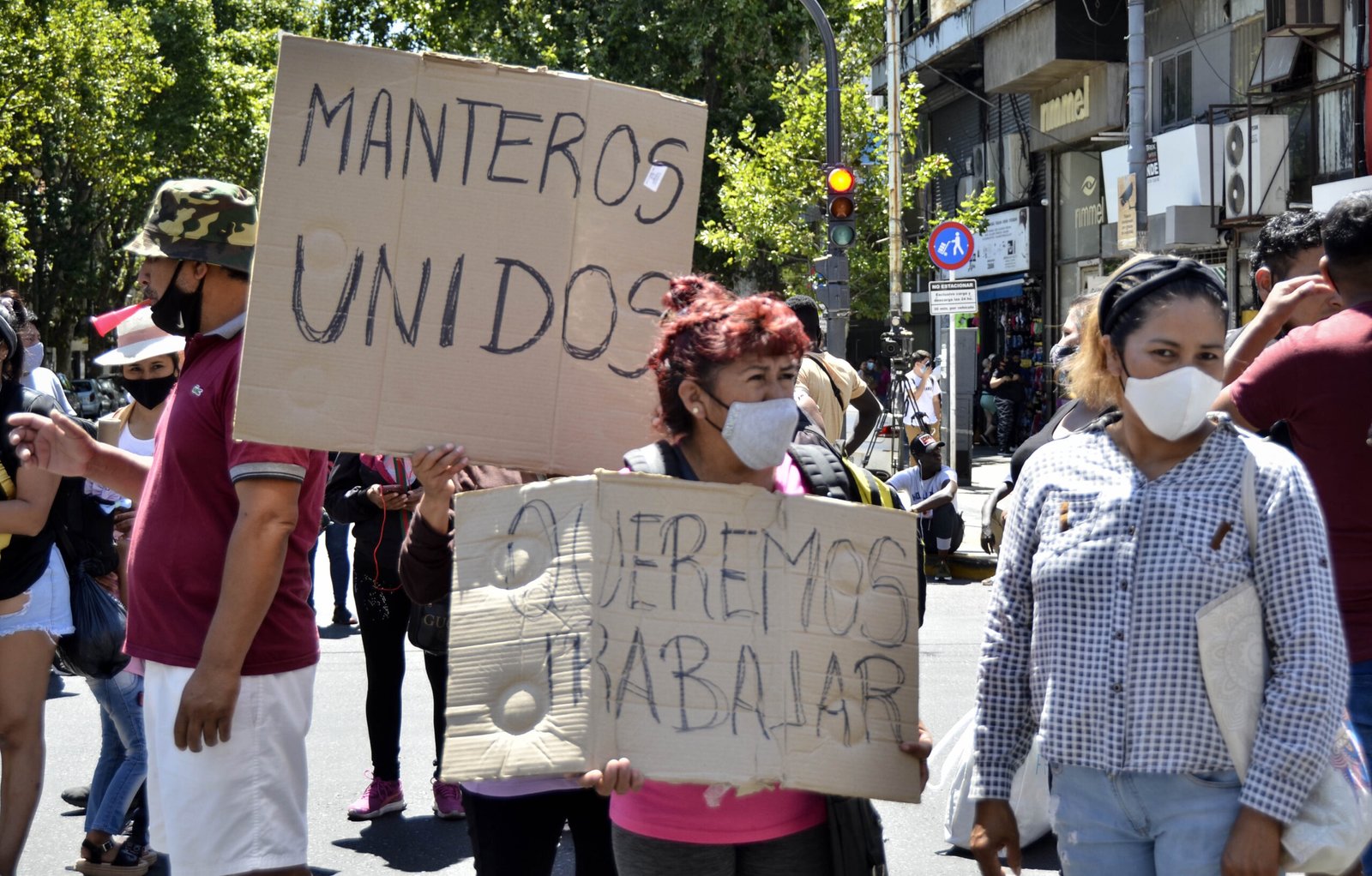 Nueva protesta de manteros cortó las vías del tren Sarmiento a la altura de Flores