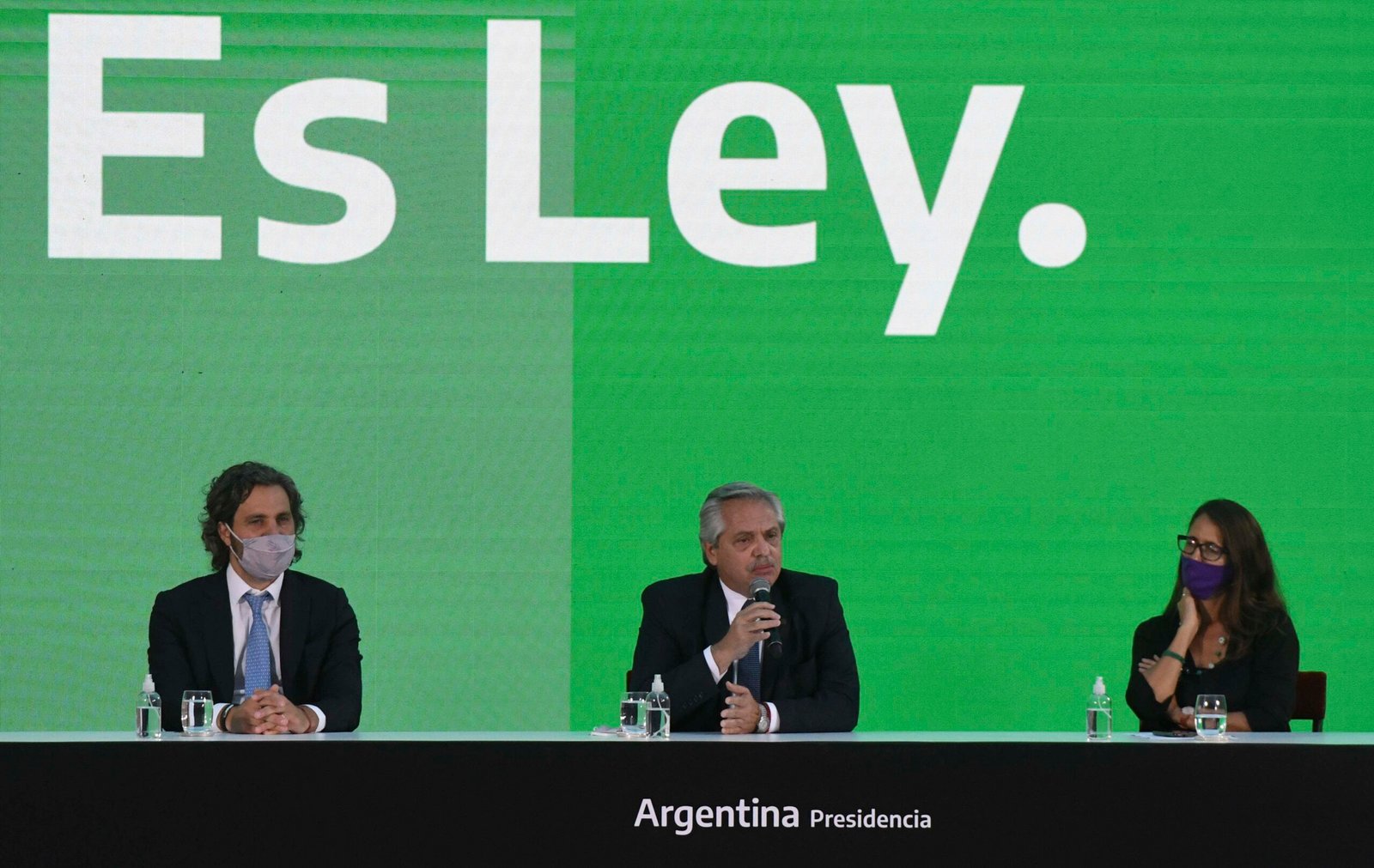 El Gobierno promulgó la IVE y celebró haber «ampliado la capacidad de decidir» de las mujeres