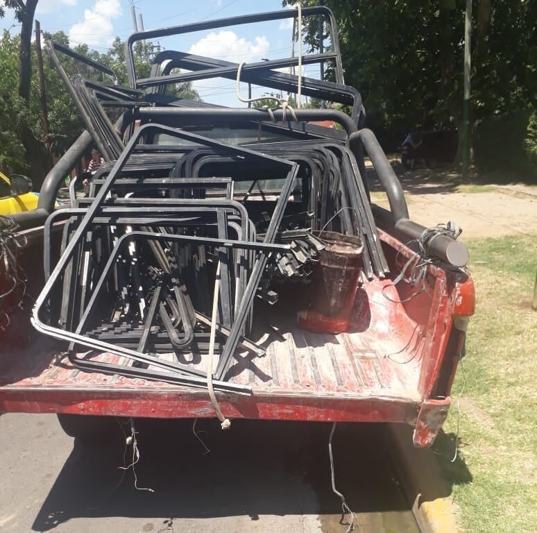 Detienen a sujetos que robaban insumos de la empresa de colectivos San Vicente