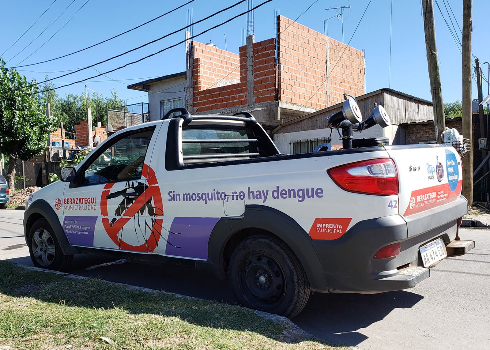 Villa Mitre en una jornada de descacharrización y concientización: el Municipio continúa con su intensa campaña contra el dengue
