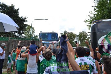 Despedida multitudinaria en apoyo al plantel de Banfield al partir hacia San Juan