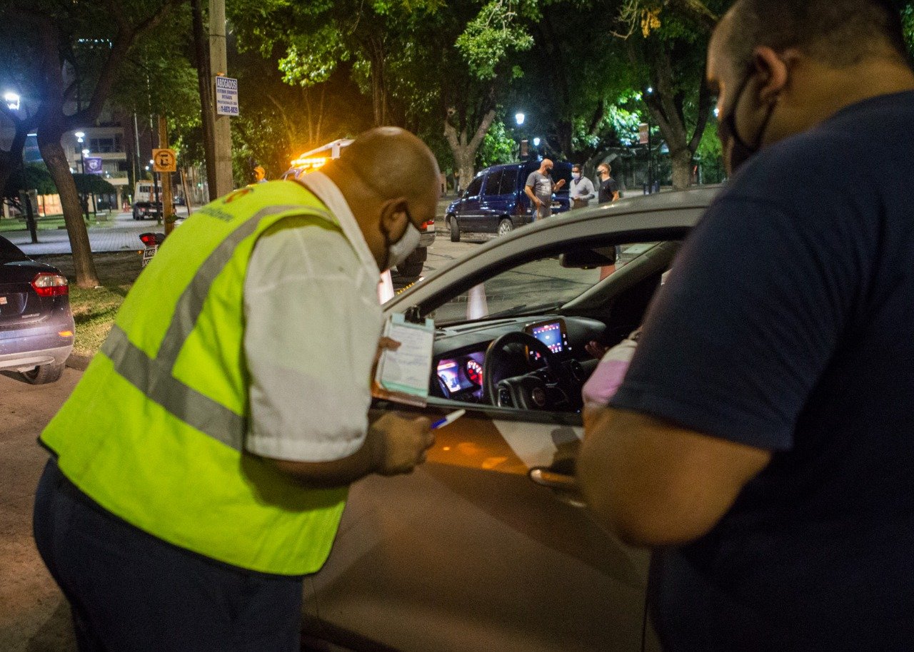 Para evitar que aumenten los contagios de Covid-19, la Municipalidad controla el cumplimiento de las restricciones nocturnas