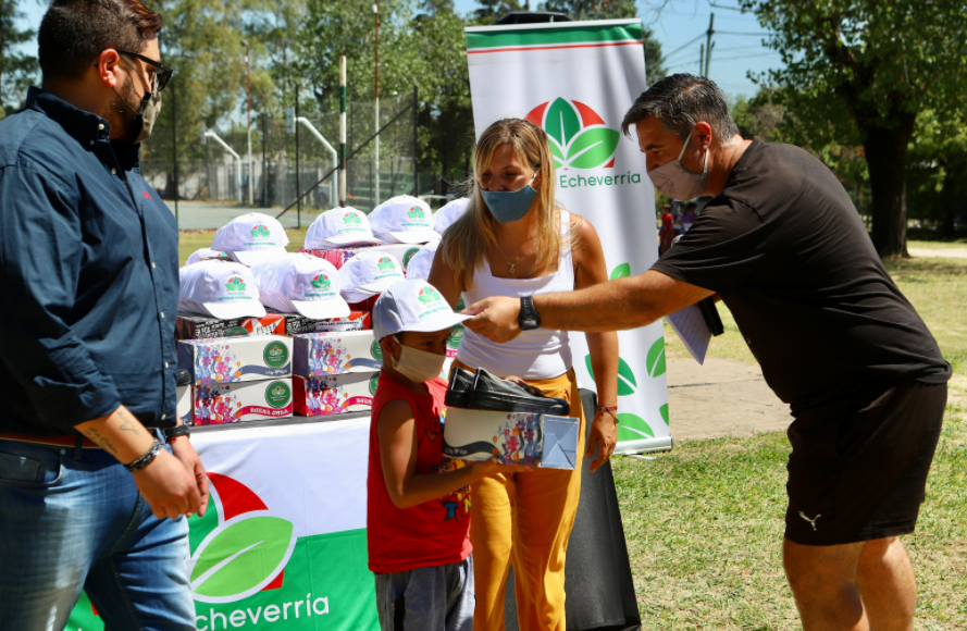 El Municipio entregó zapatillas e insumos a 285 niñas y niños del programa «Verano ATR»