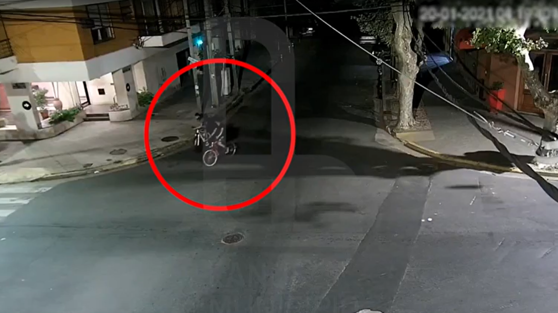 Se treparon al balcón en pleno centro de Lanús para robar bicicletas