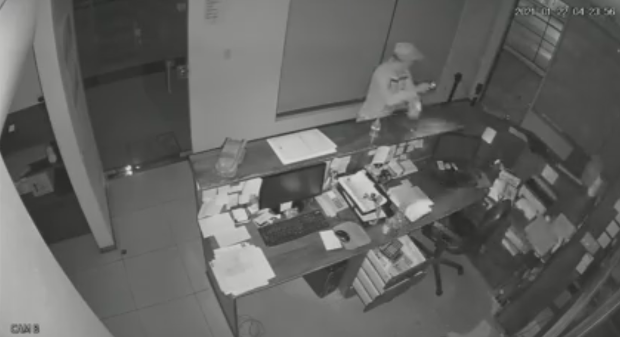 Quilmes: quedó registrado en video el robo a una cristalería en pleno centro