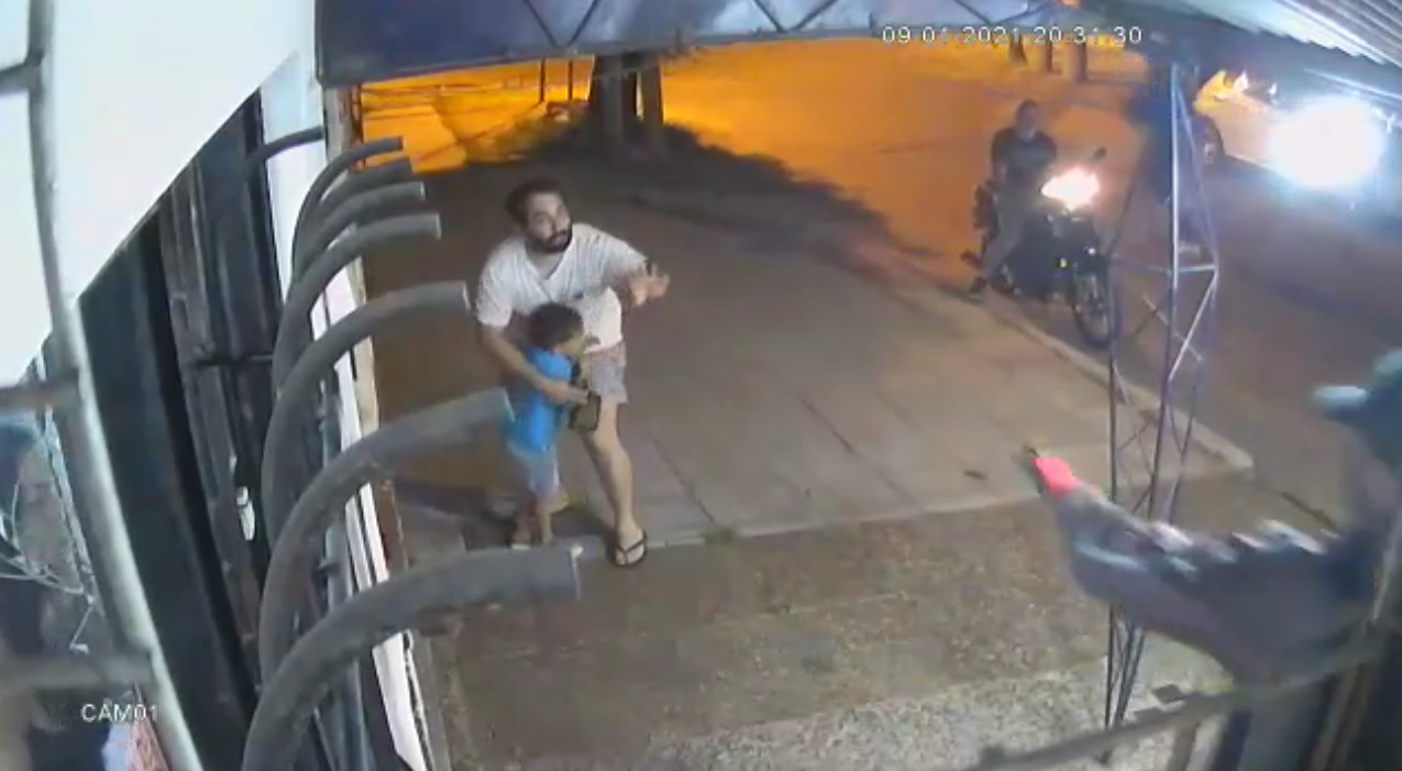 Bernal: disfrazados de policías, asaltan a un hombre que se hallaba con su hijo de 3 años