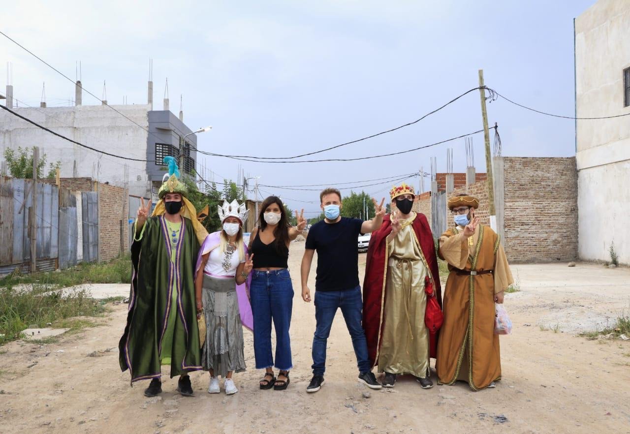 Federico Otermín y Daniela Vilar participaron de festejos por el Día de los Reyes Magos en Budge