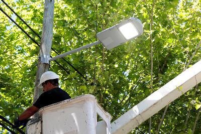 El Municipio Brown instala más de 2 mil luces led en corredores escolares