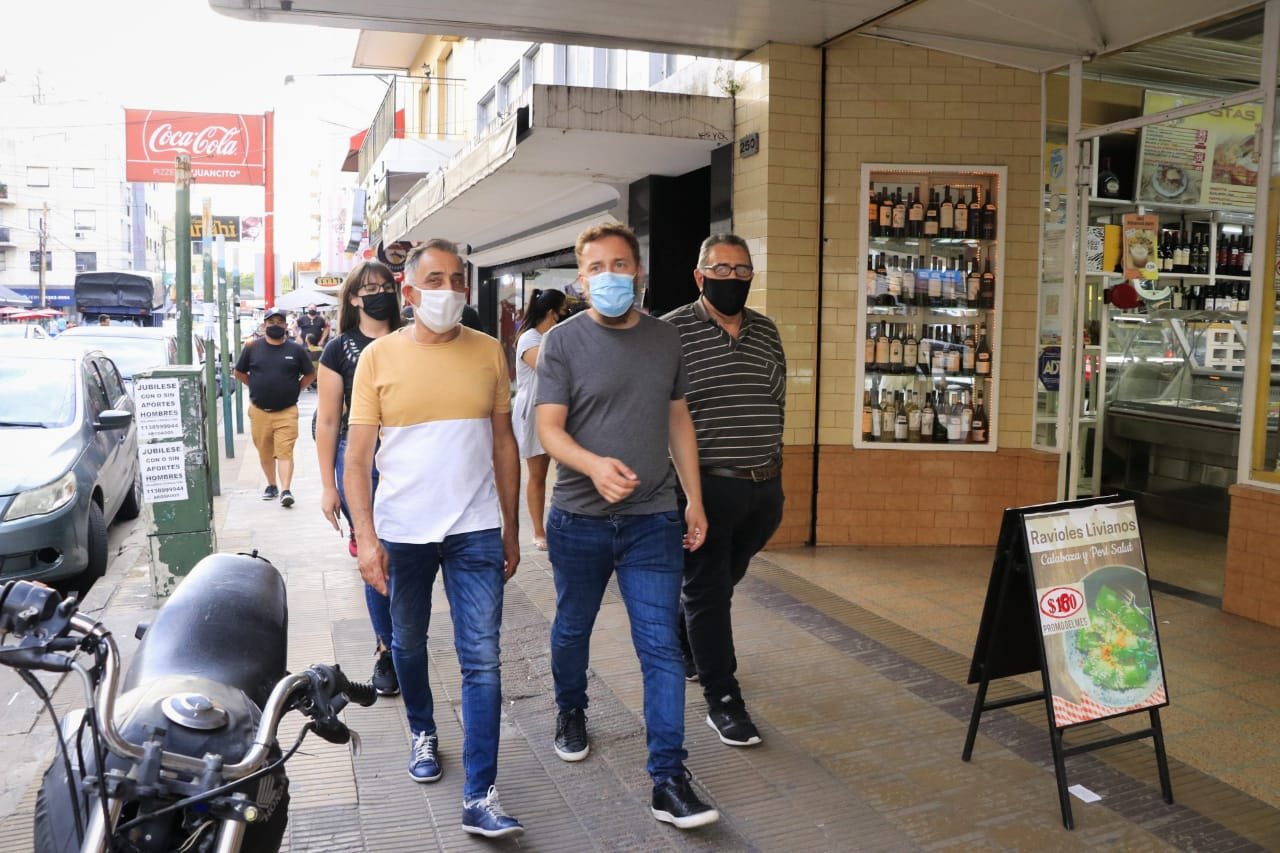 Federico Otermín recorrió el centro comercial de Banfield Este