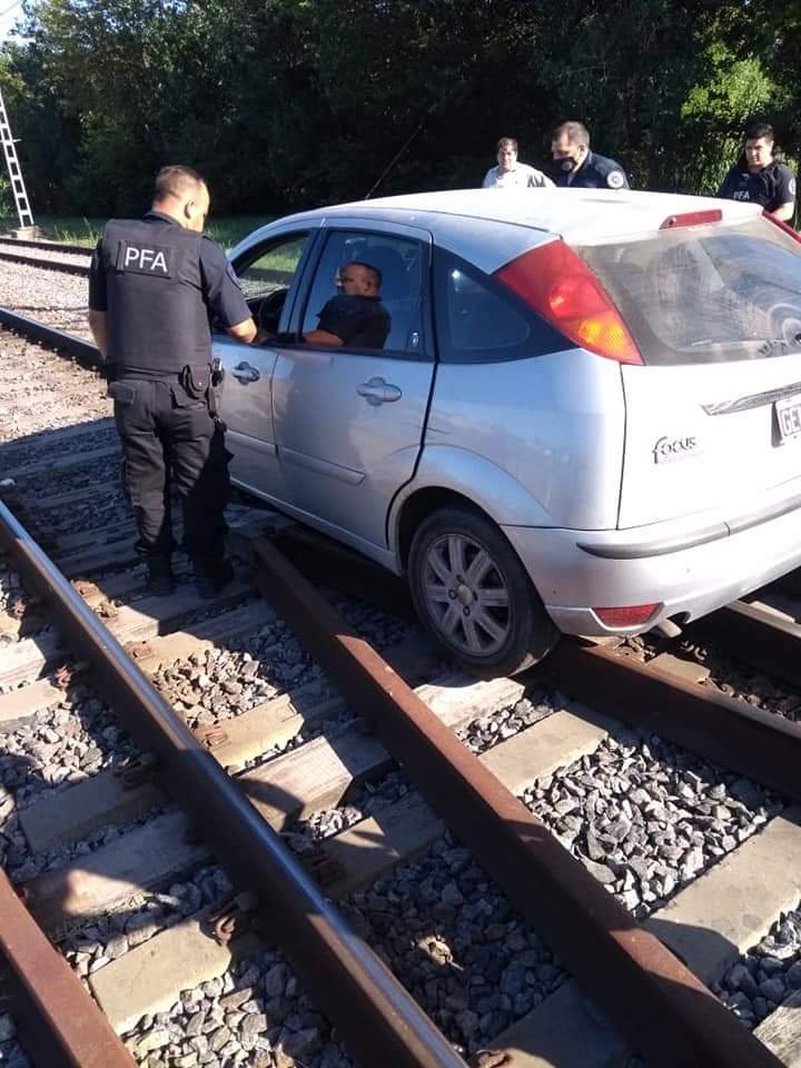 Un borracho condujo su auto por las vías del Tren Roca