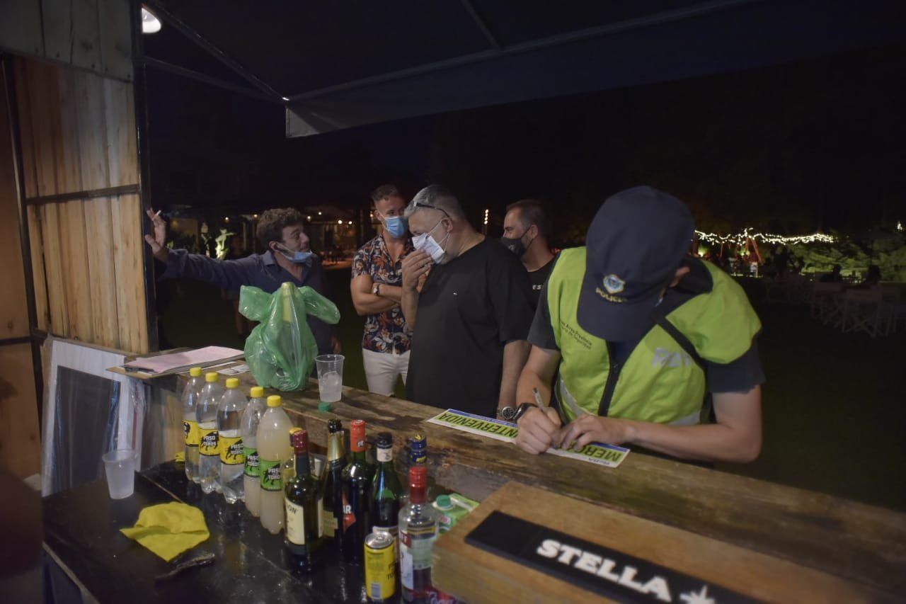 Multitudinaria fiesta clandestina en Pilar: clausuran un salón de eventos con entradas de $6.000