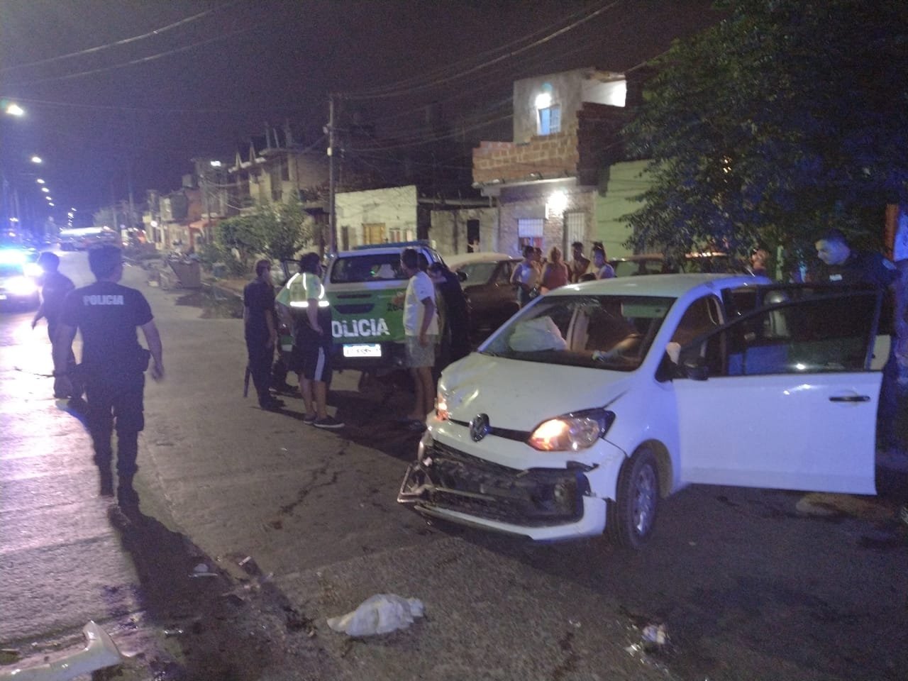 Tres ladrones menores de El Jagüel buscaban escapar en un auto pero chocaron contra un patrullero en Lanús