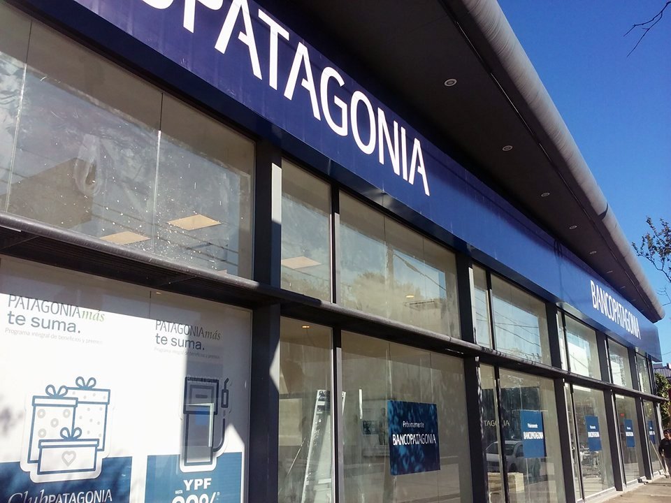 Multan al Banco Patagonia por cobros indebidos a beneficiarios de planes sociales