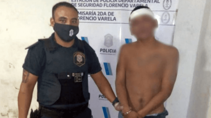 Desarmó, ató y entregó a la policía a un ladrón que había entrado a su casa