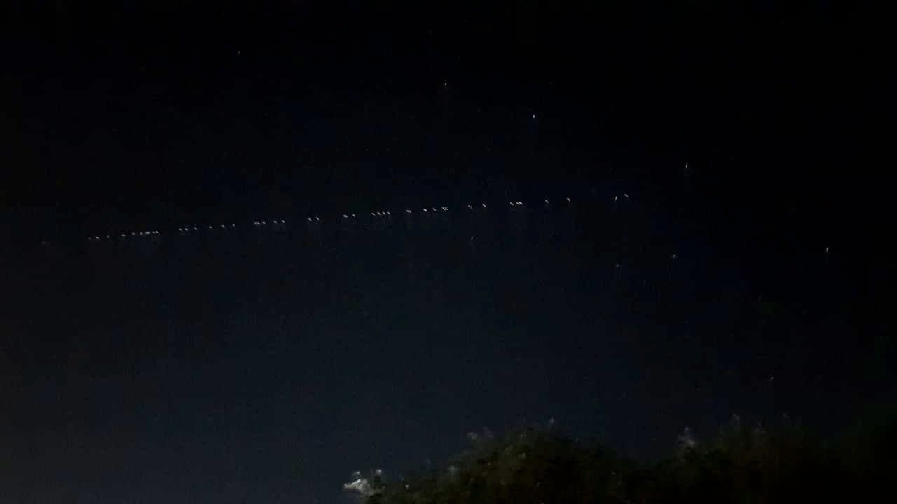 Nuevamente se vio en el cielo nocturno del conurbano el tren de satélites Starlink