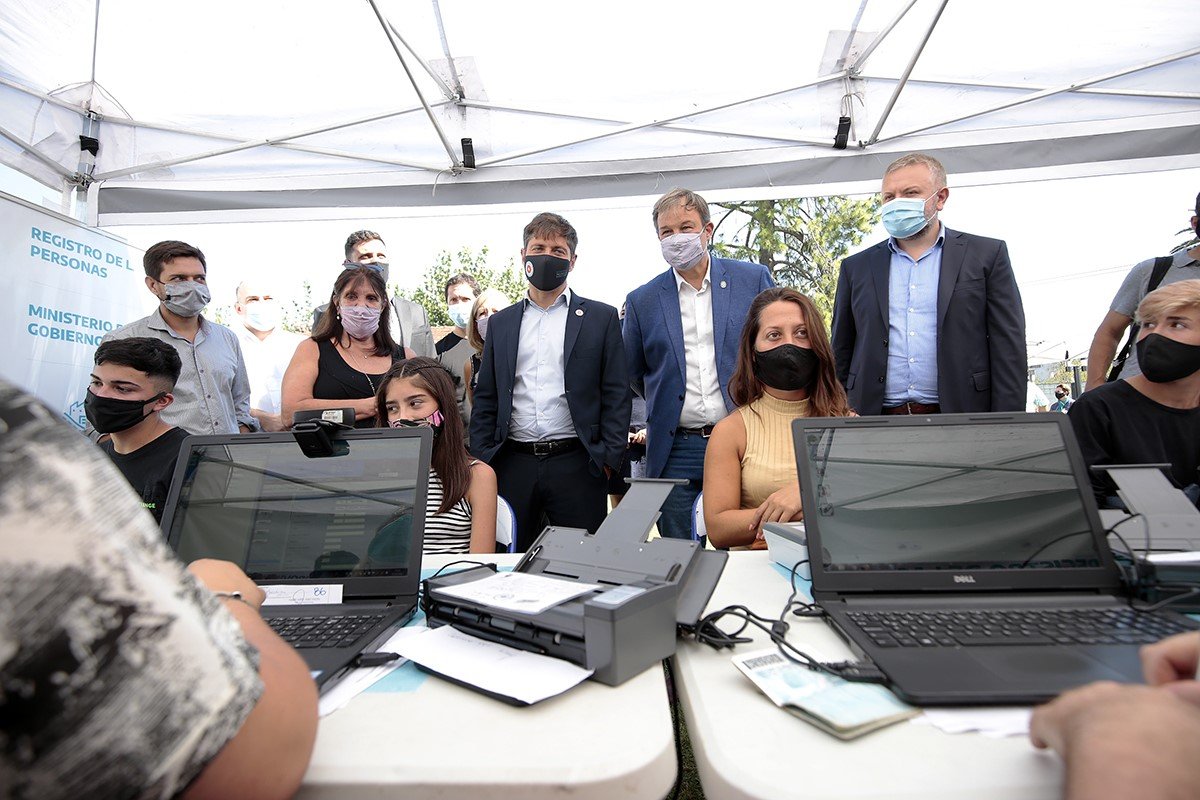 Kicillof y Cascallares de recorrida por una jornada de servicios para vecinos de Glew
