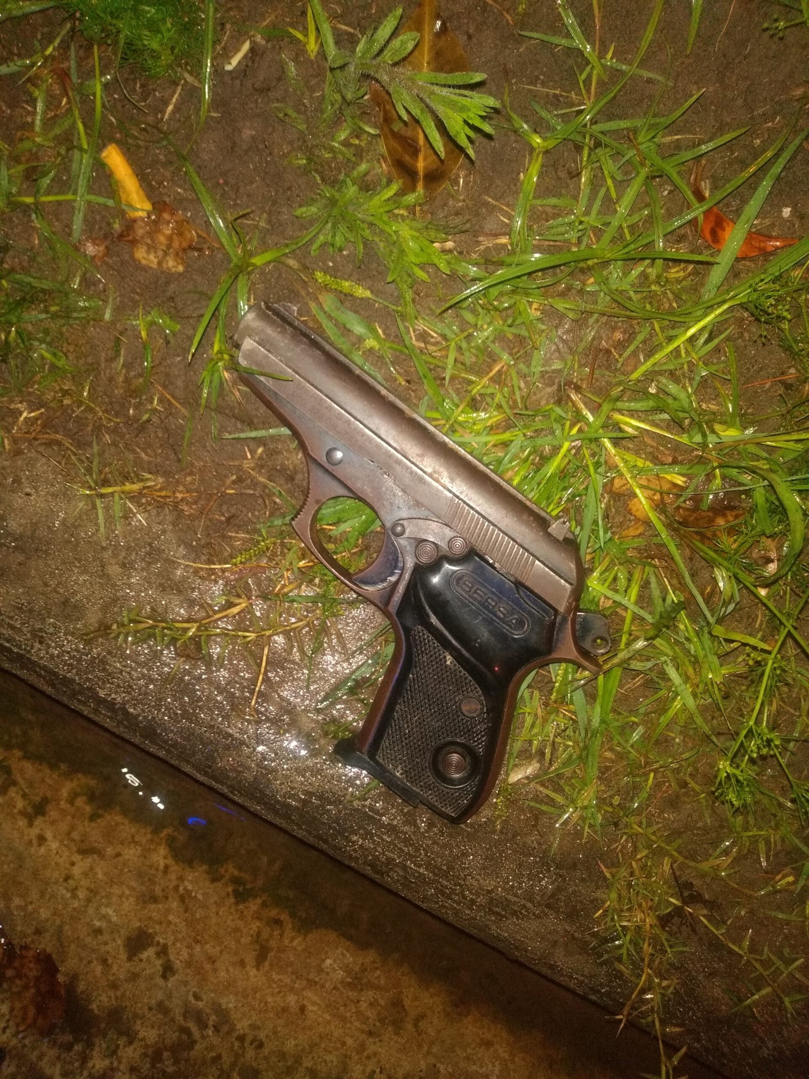 Florencio Varela: chofer y pasajeros de colectivo 266 reducen y quitan el arma a delincuente