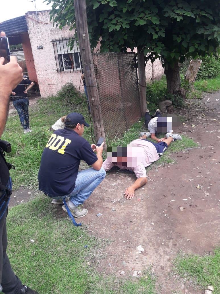 Detienen a sospechosos de haber matado en un intento de asalto a un hombre que conducía su auto con su familia