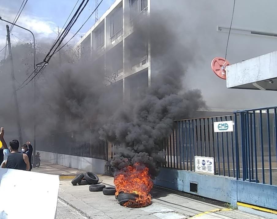 Trabajadores tercerizados de Edesur fueron suspendidos sin sueldo y mañana volverán a reclamar