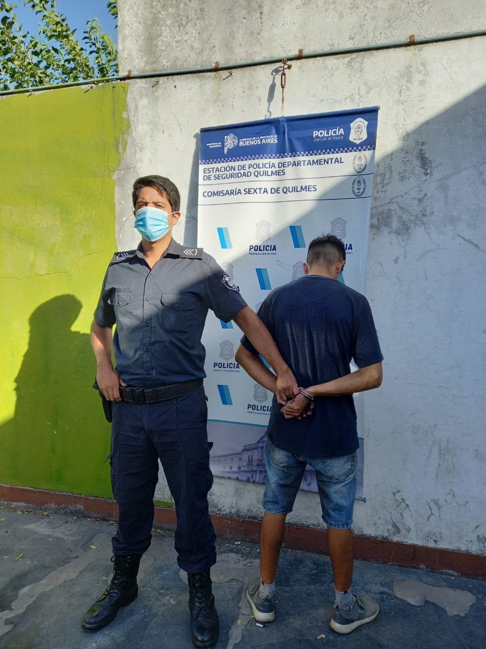 Con las manos en la masa: detienen a ladrón que estaba colgado en un poste cortando cables telefónicos