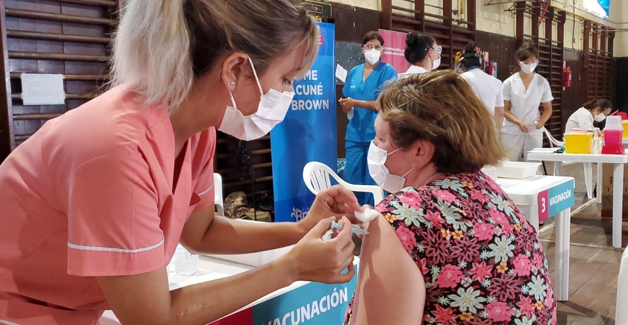 En Brown ya vacunan a mayores de 70 años y a vecinos con patologías de riesgo