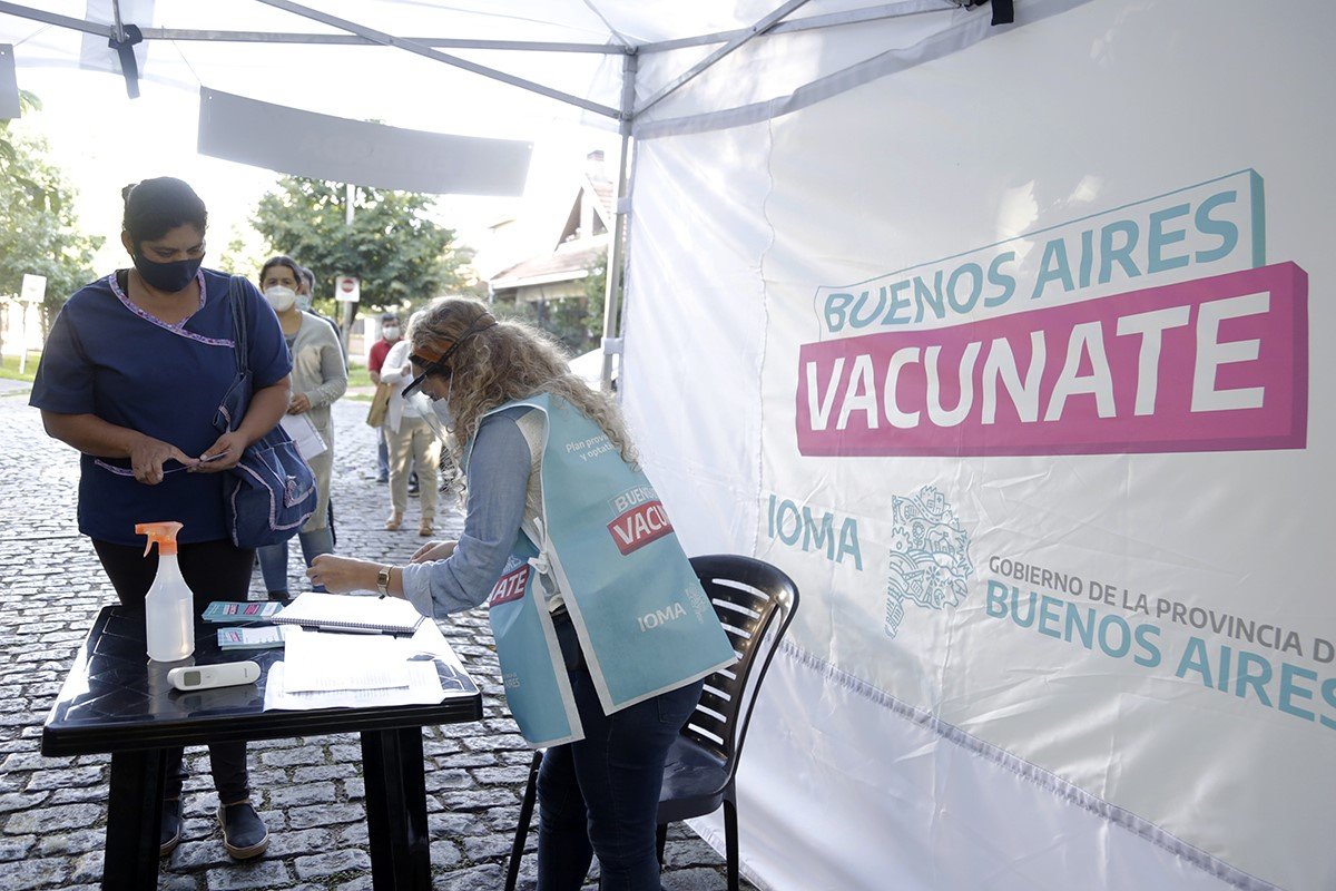 Brown: arrancó la vacunación a docentes y vecinos con factores de riesgo