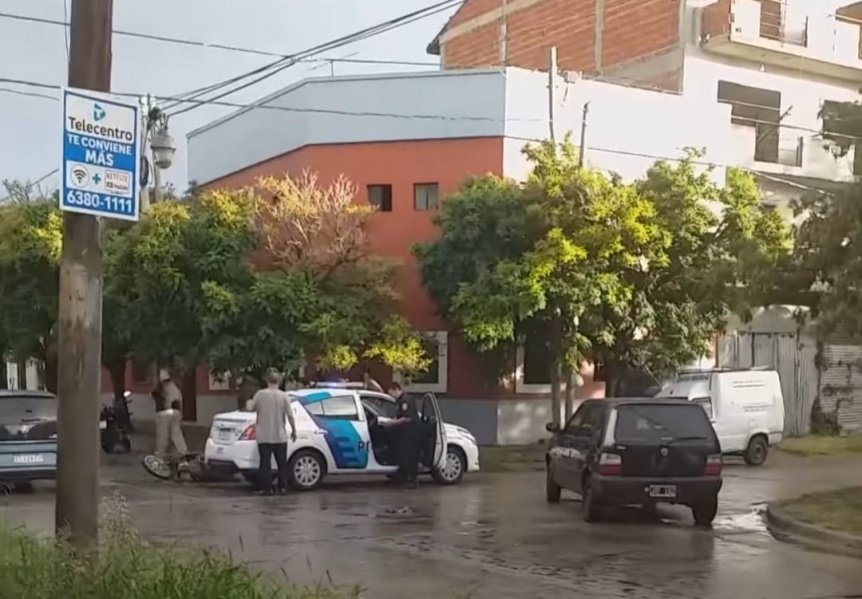 Quilmes: motochorro robó una bicicleta, pero chocó y terminó con gravemente herido