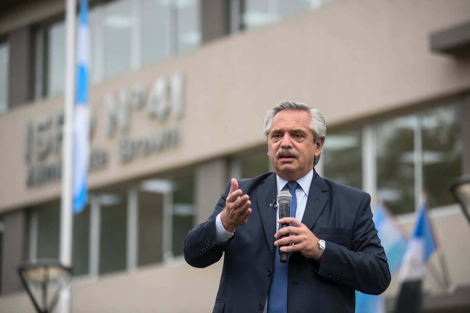 Alberto Fernández: «Los violentos tiran piedras, nosotros llevamos vacunas»