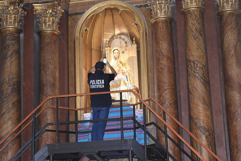 Catedral de Lomas de Zamora: profanaron el Santísimo y roban las coronas de la Virgen y el Niño