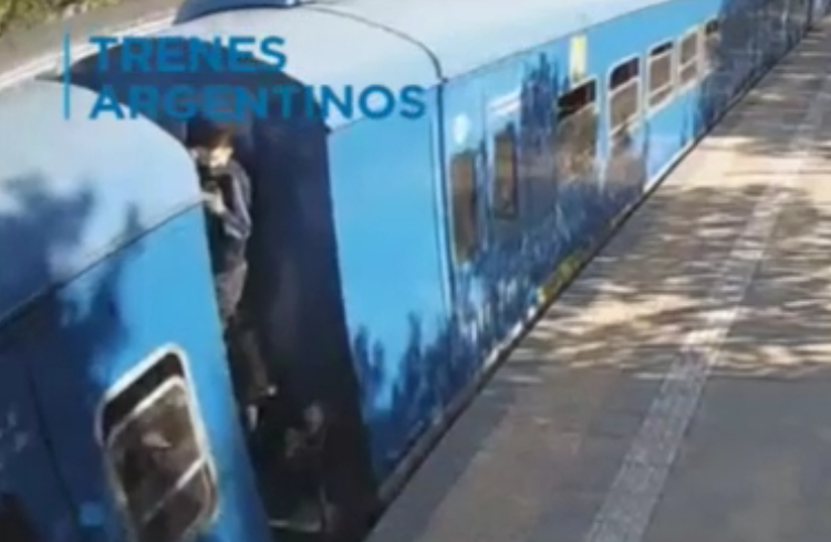 «Surfeaban» en los techos de los trenes Mitre y San Martín