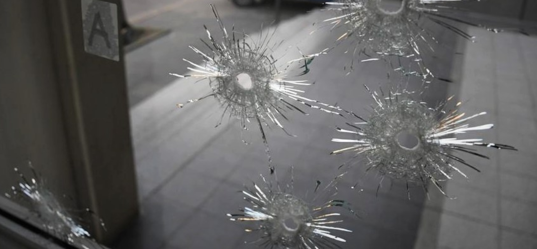 Atacan a tiros la comisaría de Castelar donde murió el motochorro que atropelló y mató a una joven