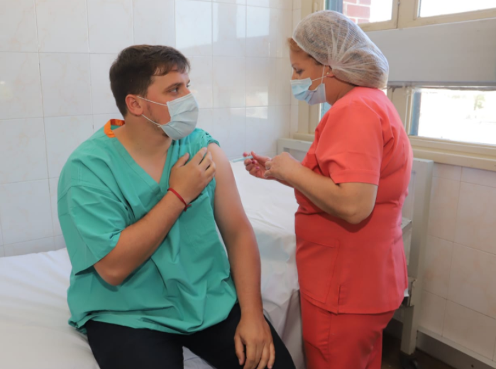 «El Intendente Alejo Chornobroff se aplicó la vacuna VIP, tiene que renunciar»