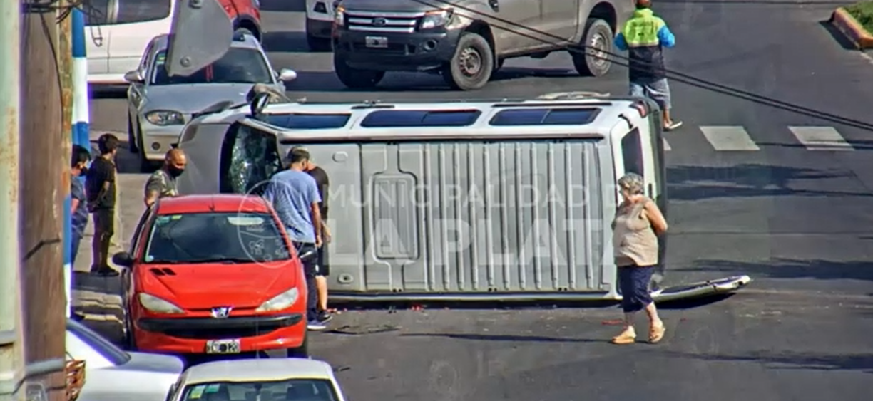 La Plata: al menos dos personas resultaron heridas tras choque y vuelco en avenida 7