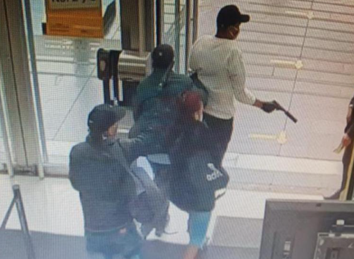 Detienen a dos personas acusadas de robar en una joyería en un shopping de Morón