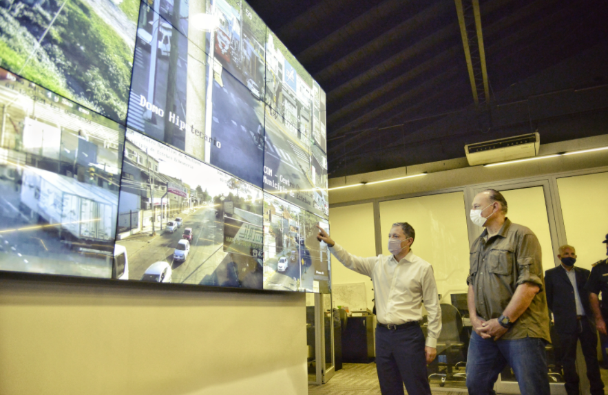 Echeverría: Fernando Gray y Sergio Berni entregaron chalecos de seguridad a policías