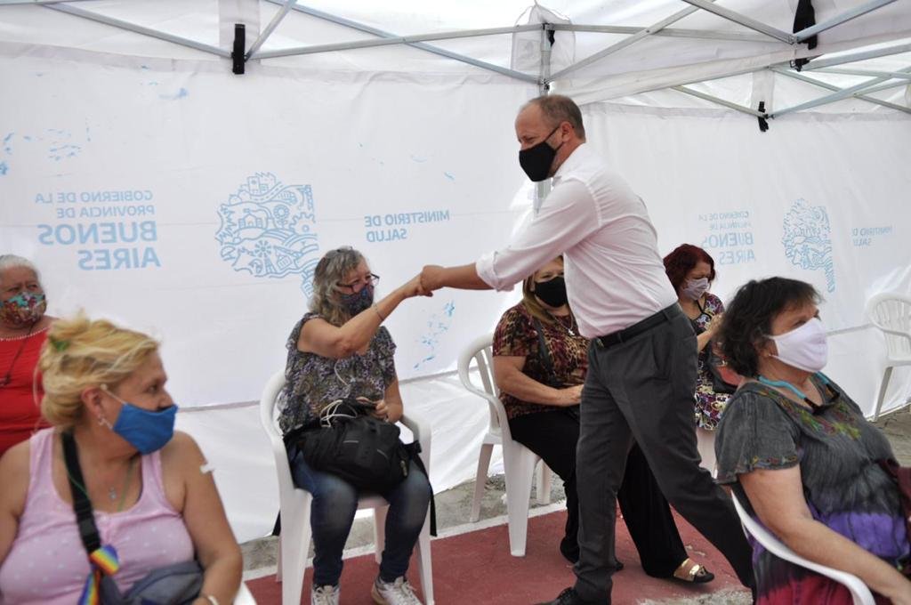 Insaurralde sobre la vacunación en los clubes Banfield y Los Andes: «Me llena de orgullo ver que instituciones tan importantes se ponen al servicio de la comunidad»