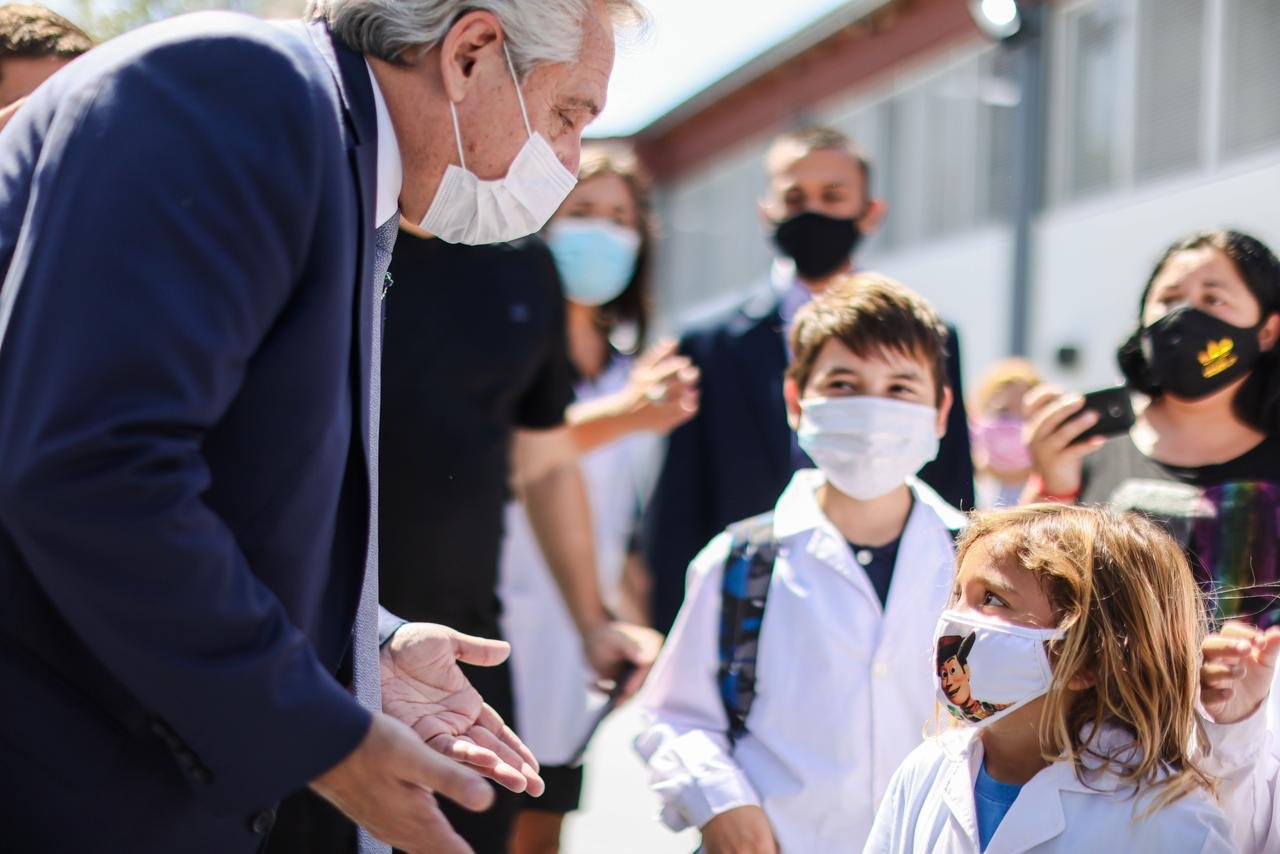 Avellaneda: el Presidente recorrió un vacunatorio y una escuela rural