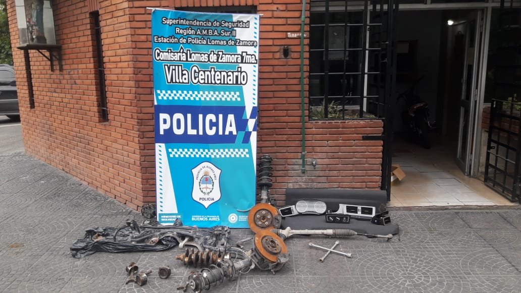 Dan con un desarmadero en Villa Centenario