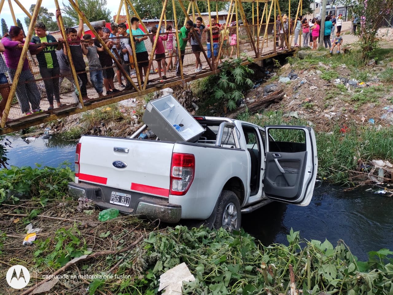 En camioneta robada huían de la policía, pero terminaron en el Arroyo Las Piedras