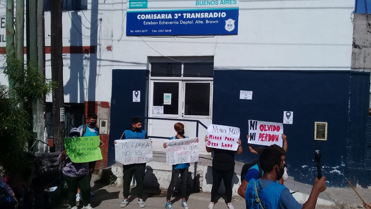 Organizaciones marcharon hacia la comisaría de Transradio para denunciar la violencia institucional