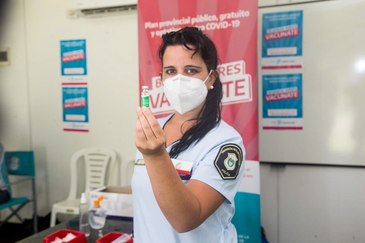 Son inmunizados con la Covishield, en la Escuela Vucetich: en Berazategui ya aplican la vacuna contra el Covid-19 a personal policial