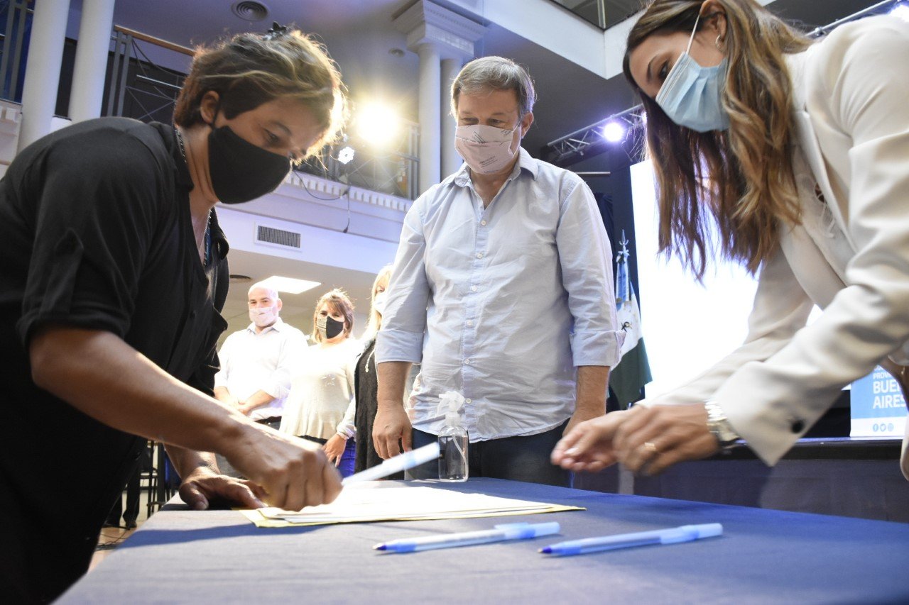 Cascallares encabezó la firma de 118 escrituras con vecinos de Glew, Malvinas y San Francisco de Asís