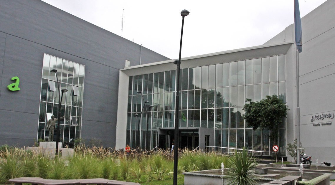 Escándalo en Avellaneda: por el caso de la becaria vacunada, agitan la renuncia de la Secretaria de Salud municipal