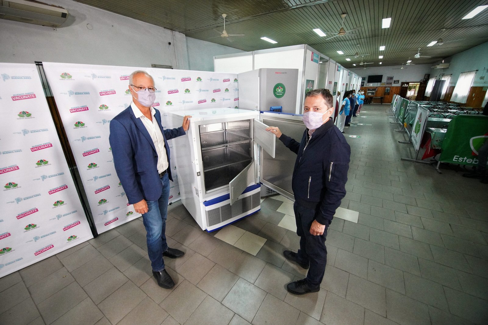 Fernando Gray presentó nuevos superfreezers de vacunas contra el Covid-19 junto a Daniel Gollán