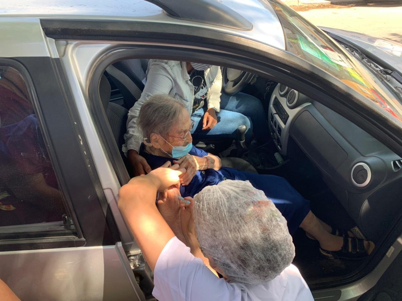 En Almirante Brown vacunan en los autos a personas con movilidad reducida