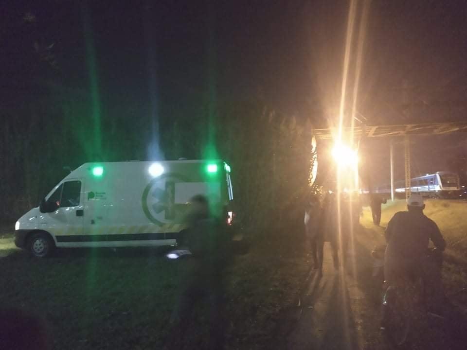 Tragedia en Guernica: murió electrocutado un pibe de 15 años que cayó sobre un cable de alta tensión en las vías del Roca